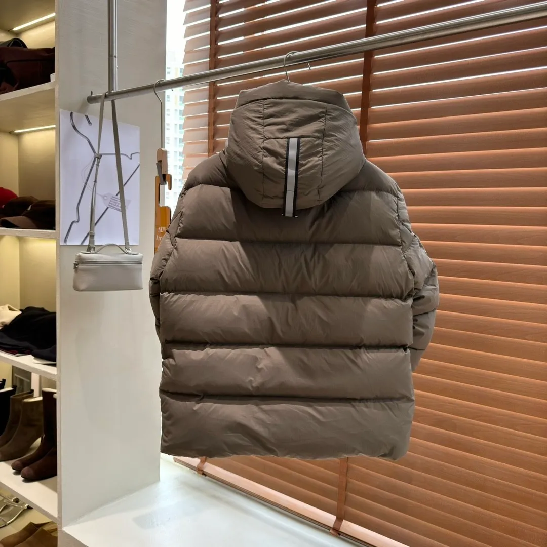 P900 top version Ouyang Nana second generation canad goose black label down jacket is a must-have in the world of goose black label down jacket! The latest designer styles! The goose down jacket has always been a popular element of fashion and is loved by experts from all walks of life! Fashionable hooded cut, high-end customer-supplied fine goose down with high resilience, smooth zipper, strong and firm, pockets on both sides, can store small items, free your hands, no worries about going out, and can also meet the need of putting hands in pockets. "It's a big goose, and it can be used as a group uniform by many celebrities. This down jacket uses a double-layer anti-down lining design, which has strong windproof performance and will be very warm in winter! New standard 90% goose down filling, high fluffiness, windproof hooded design. When walking outdoors, pull the collar to the highest position, put your hands in the pockets and it will be very warm. It can be easily controlled by all body types! Equipped with an elastic snow skirt inside, it is designed to provide better wrapping. The simple and neat style design highlights the masculine temperament. The unbeatable style is classic and never goes out of style. It is warm and practical, and it is versatile! You can enter with your eyes closed!